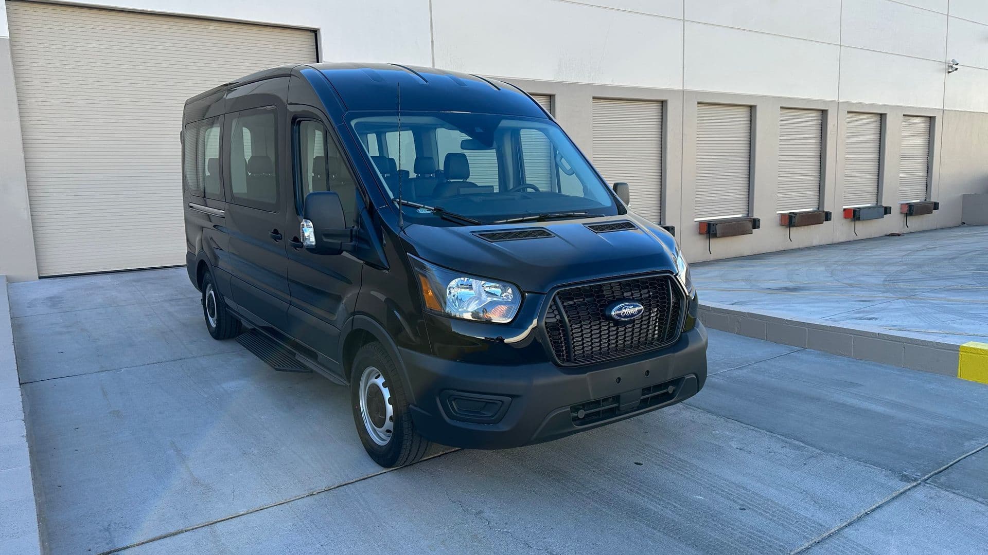 Ford Transit MidRoof 15-Passenger